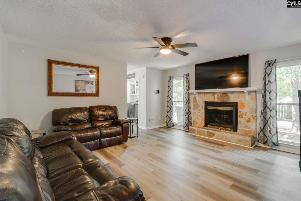 117 Carlton Court Photo 4