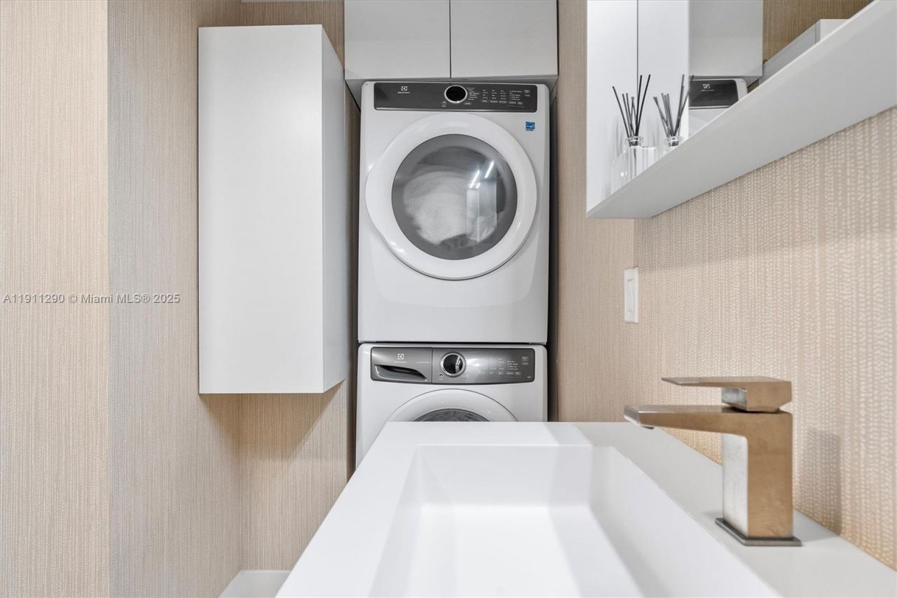 9521 E Bay Harbor Dr, Unit 604, Bay Harbor Islands, FL 33154 Photo