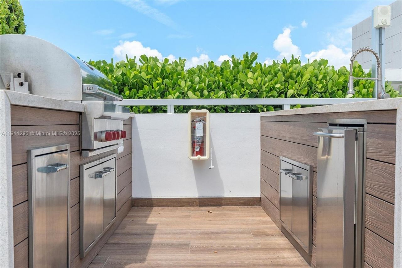 9521 E Bay Harbor Dr, Unit 604, Bay Harbor Islands, FL 33154 Photo