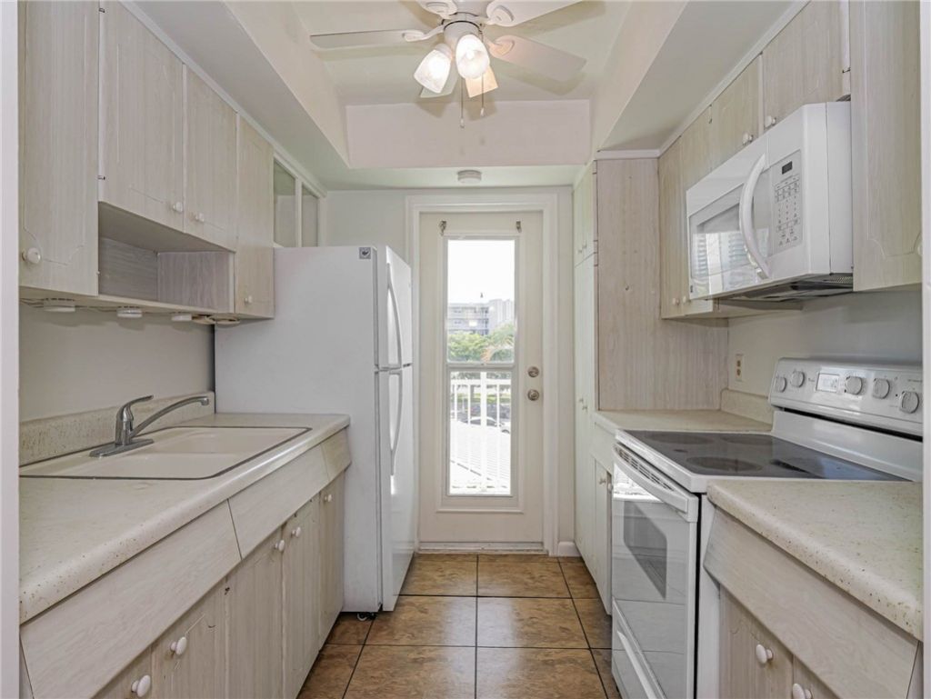 37 Yacht Club Drive, Unit 310, North Palm Beach, FL 33408 Photo