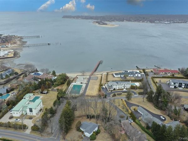 31 Harbour Road, Great Neck, NY 11024