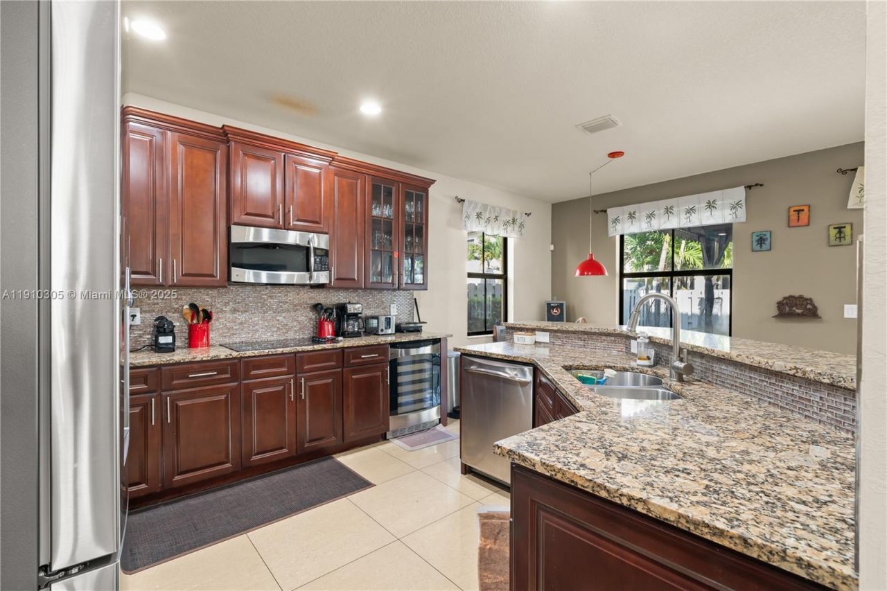 8825 NW 100th Pl, Unit 8825, Doral, FL 33178 Photo