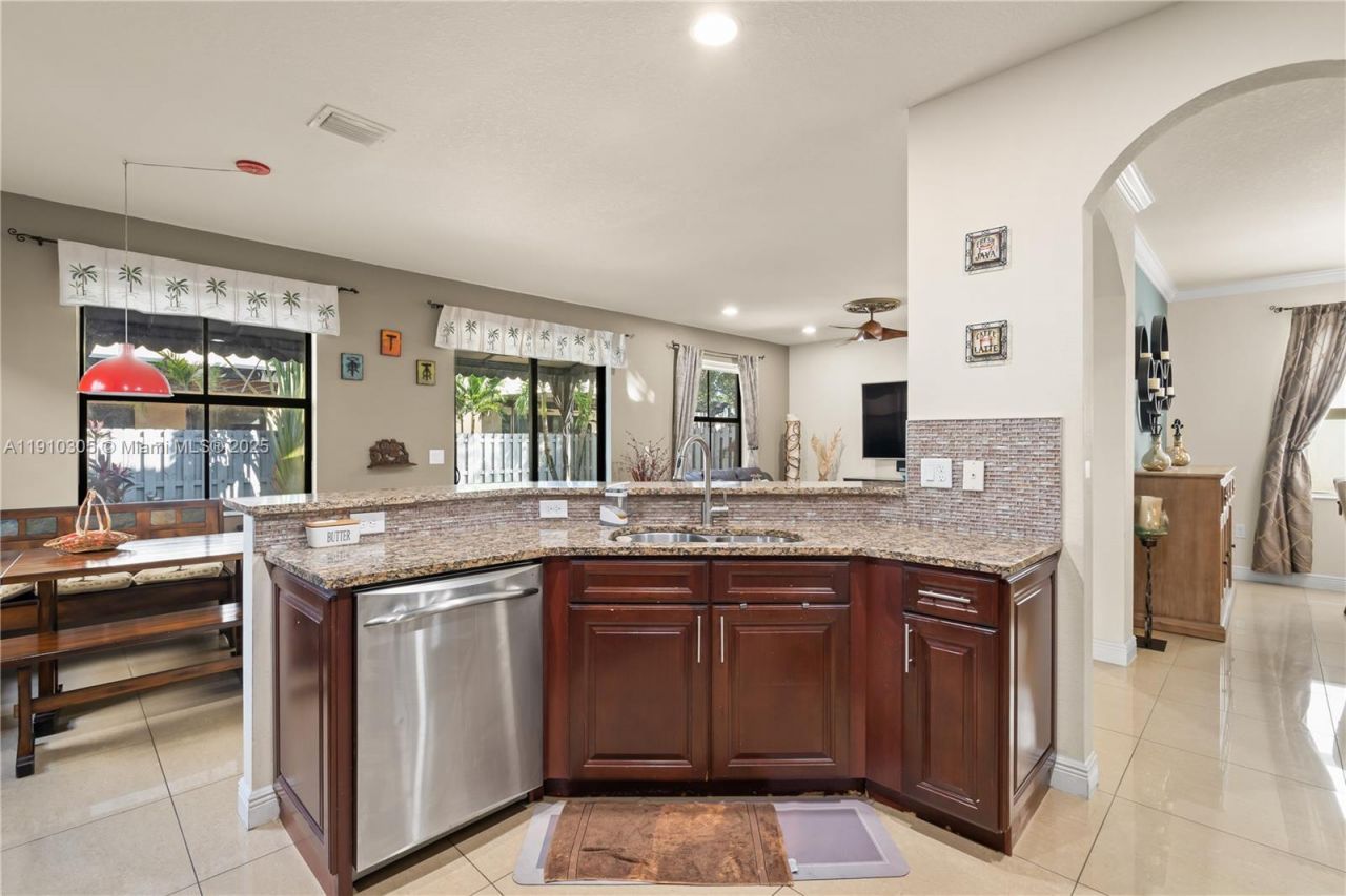 8825 NW 100th Pl, Unit 8825, Doral, FL 33178 Photo