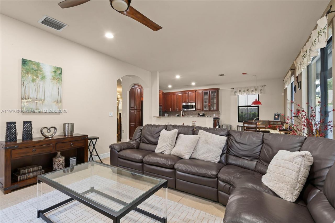 8825 NW 100th Pl, Unit 8825, Doral, FL 33178 Photo