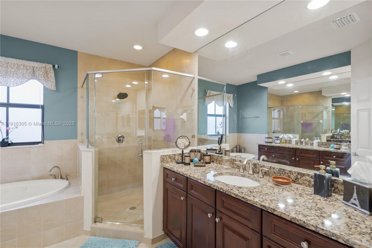 8825 NW 100th Pl, Unit 8825, Doral, FL 33178 Photo