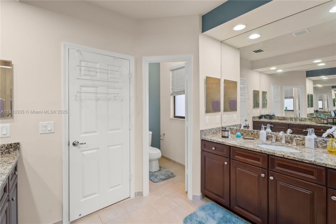 8825 NW 100th Pl, Unit 8825, Doral, FL 33178 Photo