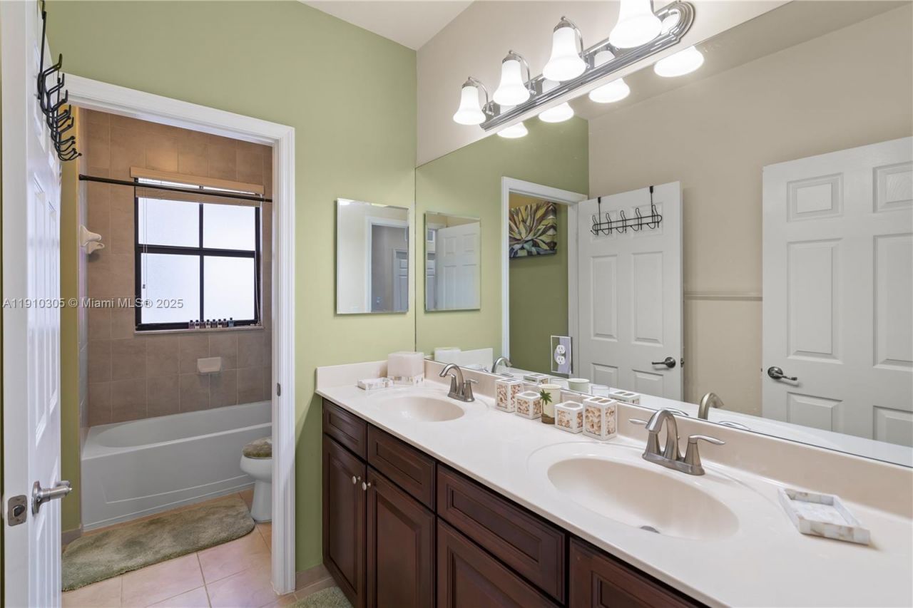 8825 NW 100th Pl, Unit 8825, Doral, FL 33178 Photo