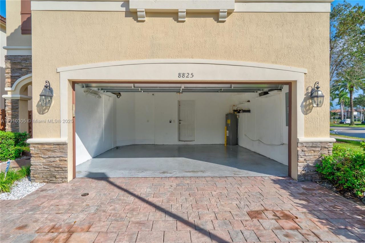 8825 NW 100th Pl, Unit 8825, Doral, FL 33178 Photo