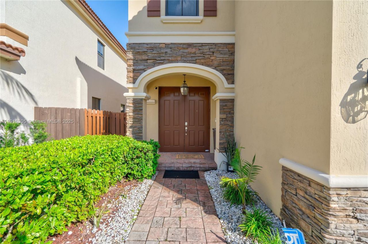 8825 NW 100th Pl, Unit 8825, Doral, FL 33178 Photo