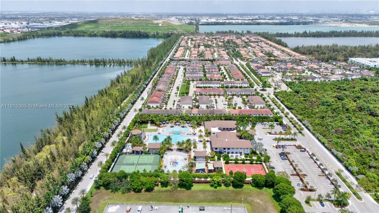 8825 NW 100th Pl, Unit 8825, Doral, FL 33178 Photo