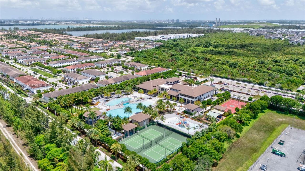8825 NW 100th Pl, Unit 8825, Doral, FL 33178 Photo