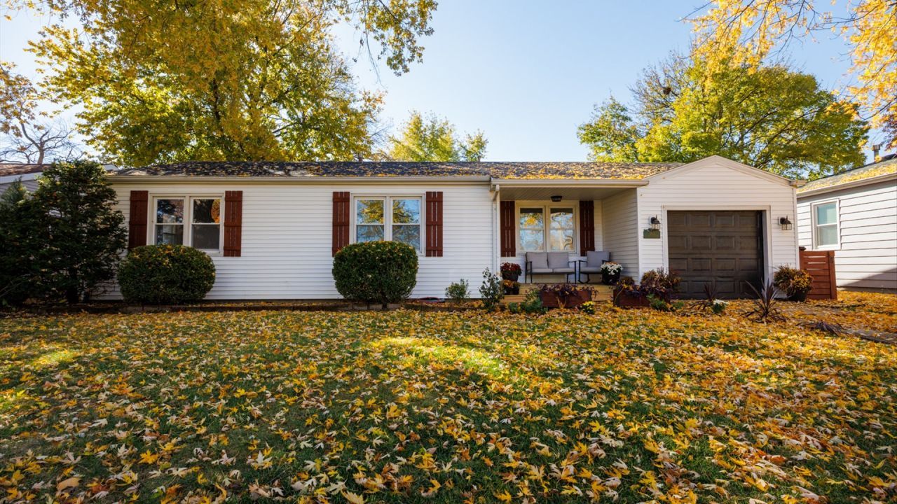 1811 E Lincoln Street, Bloomington, IL 61701 Main Photo