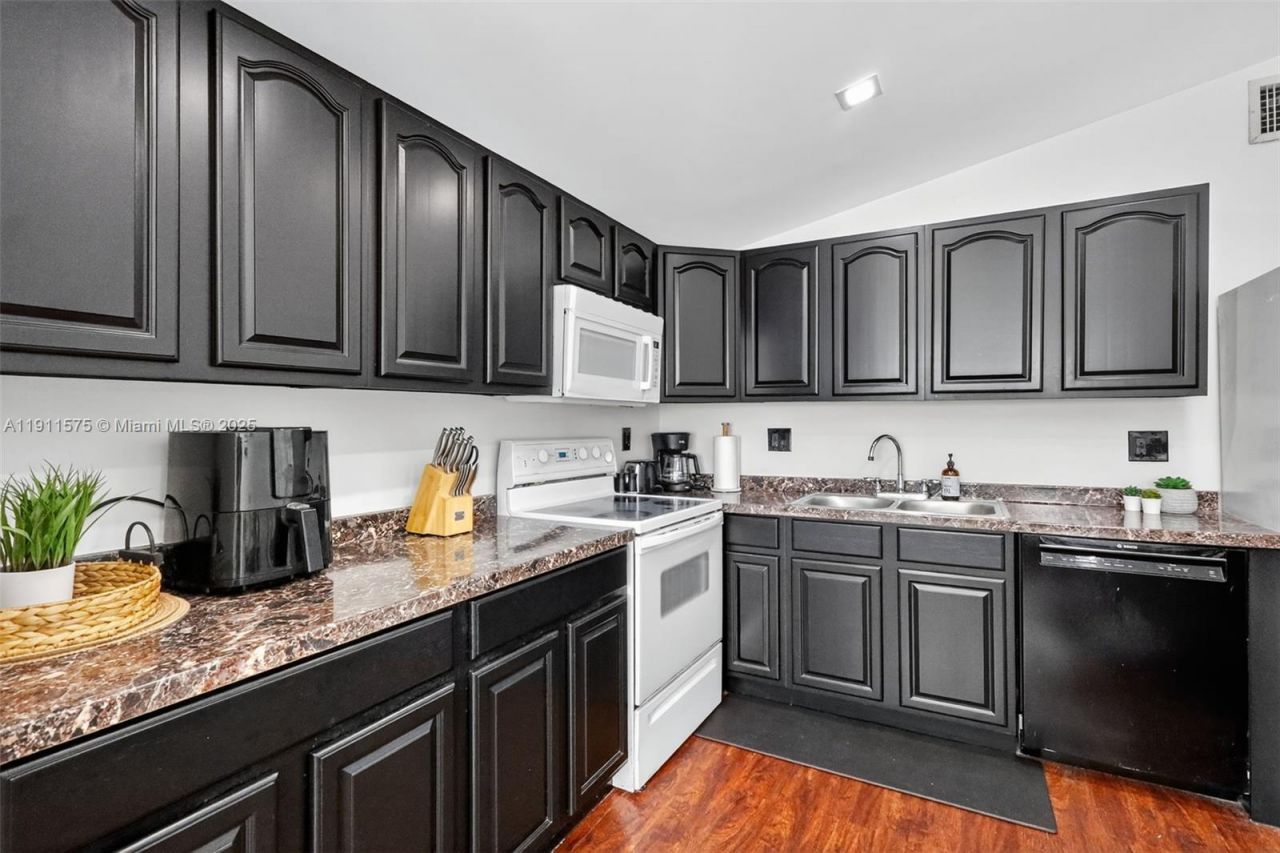 765 NW 46th St, Miami, FL 33127 Photo