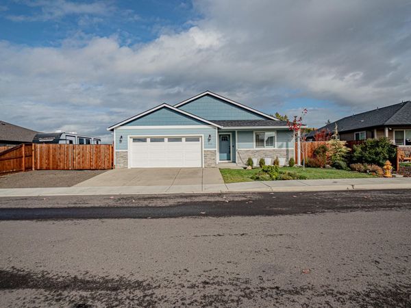 712 Nottingham Terrace, Eagle Point, OR 97524