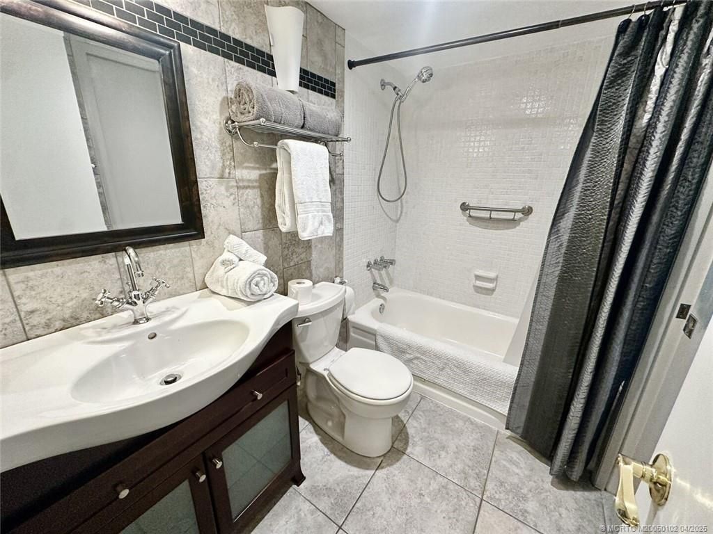 3482 NE Causeway Boulevard, Unit 202, Jensen Beach, FL 34957 Photo