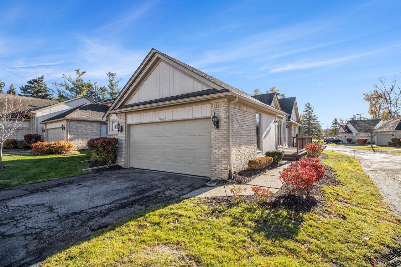 29470 Cove Creek Lane, Farmington Hills, MI 48334 Main Photo