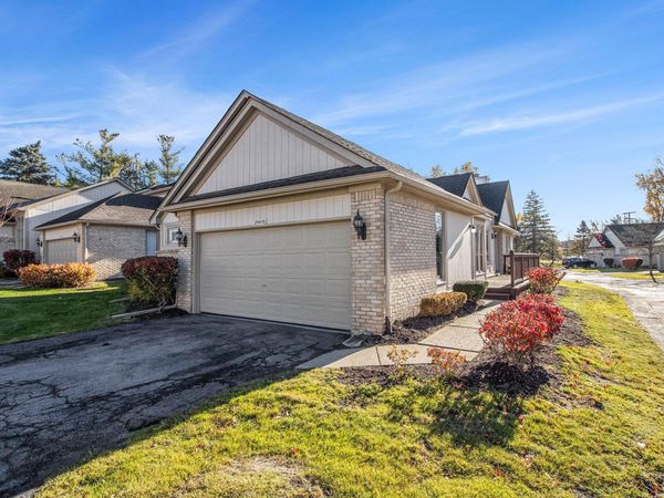 29470 Cove Creek Lane, Farmington Hills, MI 48334