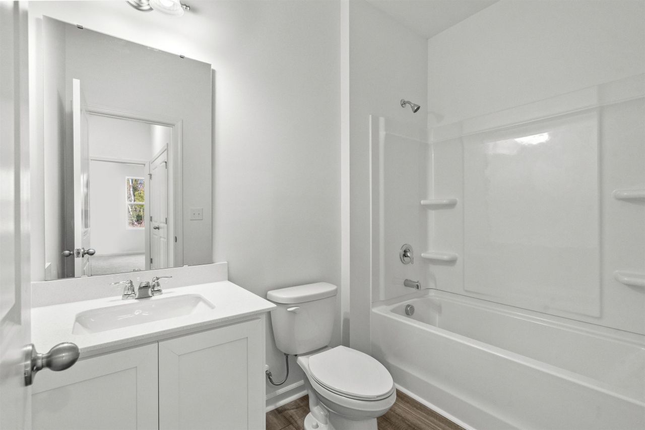 117 Admiral St Photo 6