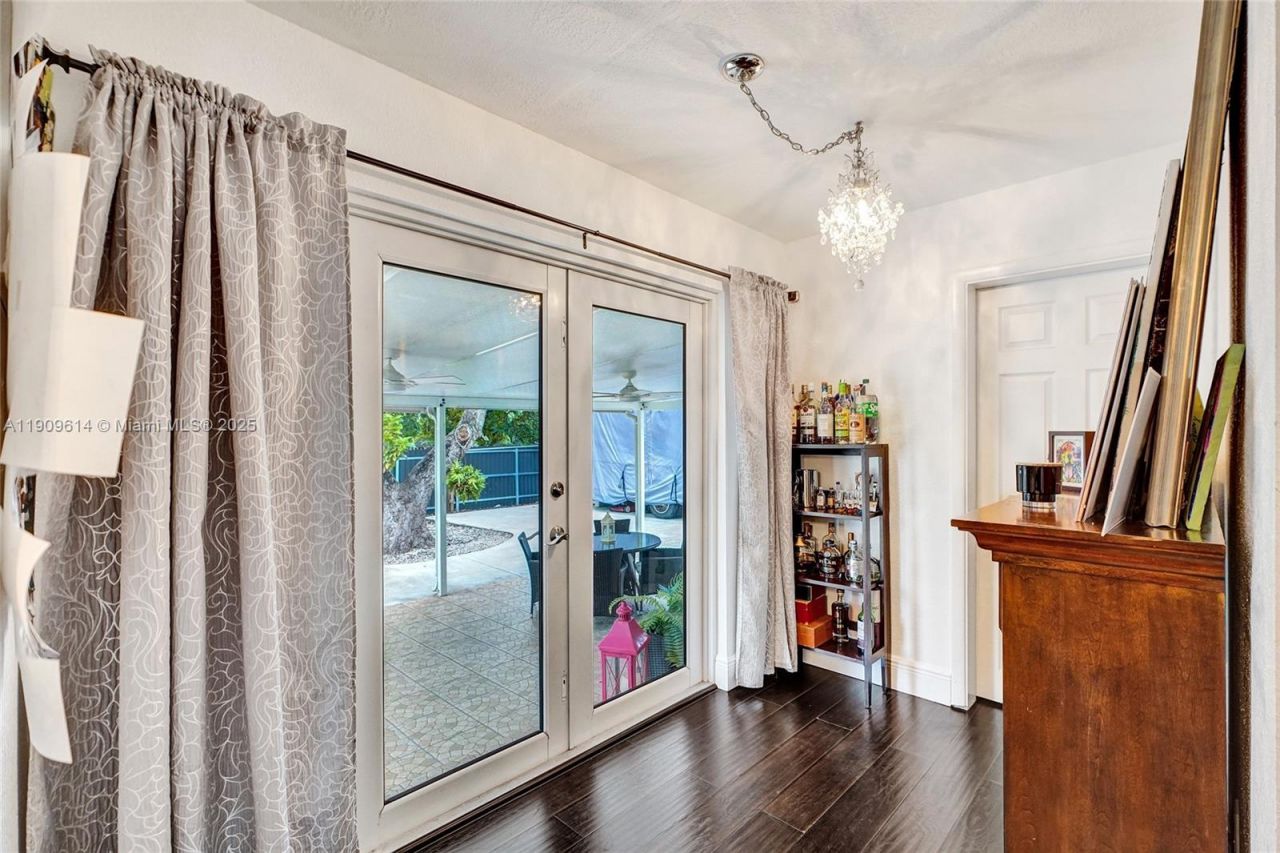 440 NW 38th Ct, Miami, FL 33126 Photo