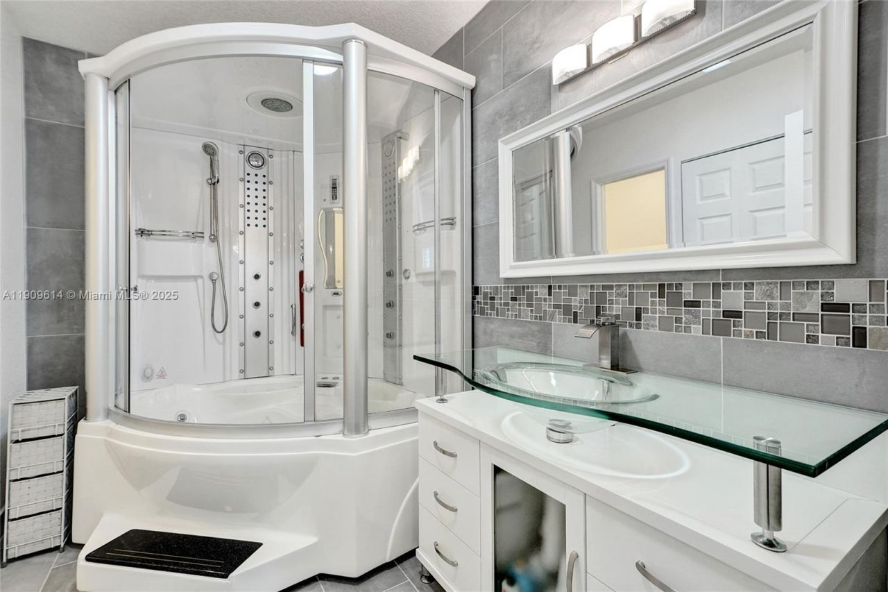 440 NW 38th Ct, Miami, FL 33126 Photo