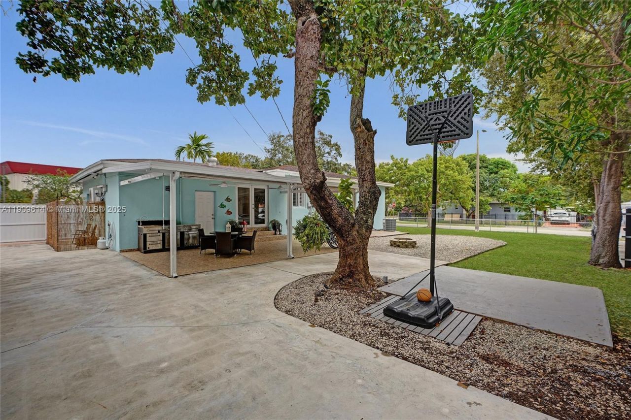 440 NW 38th Ct, Miami, FL 33126 Photo