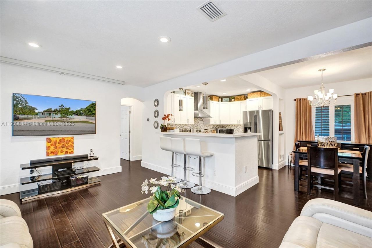 440 NW 38th Ct, Miami, FL 33126 Photo