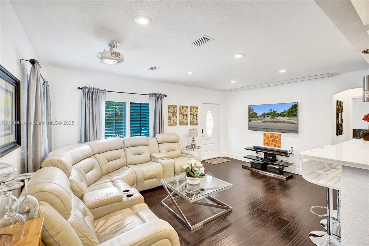 440 NW 38th Ct, Miami, FL 33126 Photo