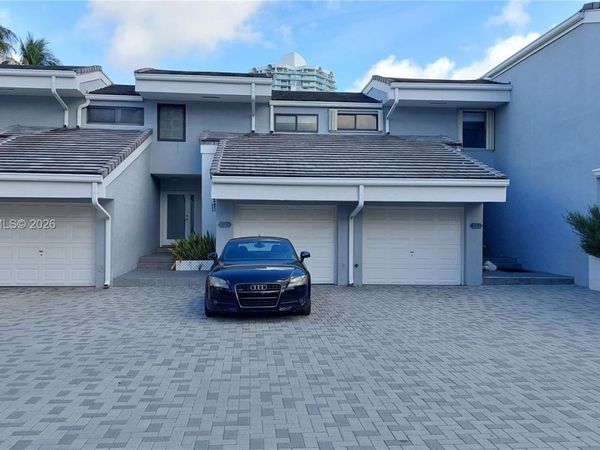 255 Poinciana Dr, Unit 605, Sunny Isles Beach, FL 33160