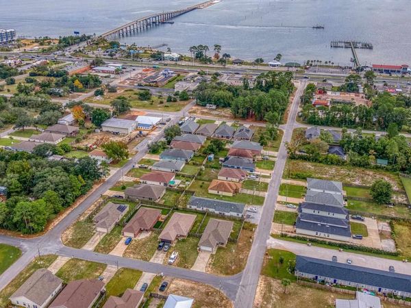 8505 Carlos St, Navarre, FL 32566