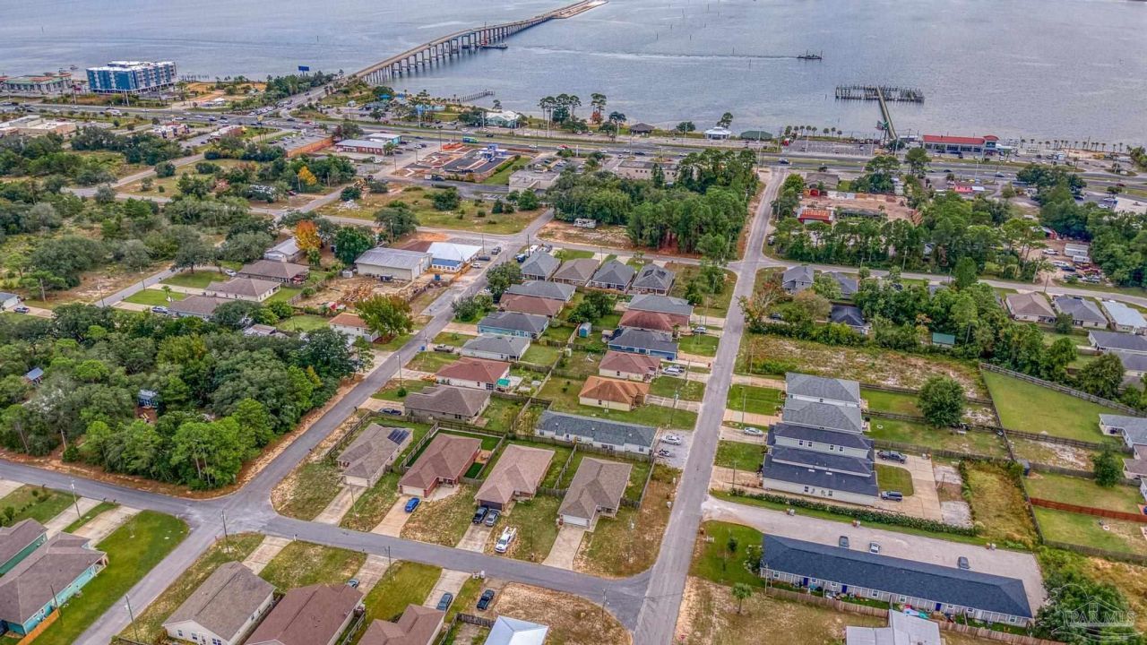 8505 Carlos St, Navarre, FL 32566 Main Photo