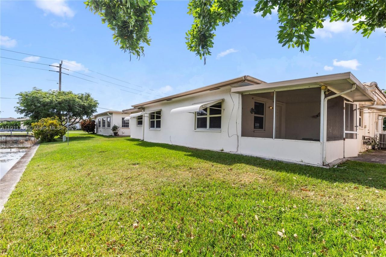 6102 NW 68th Ter, Tamarac, FL 33321 Photo