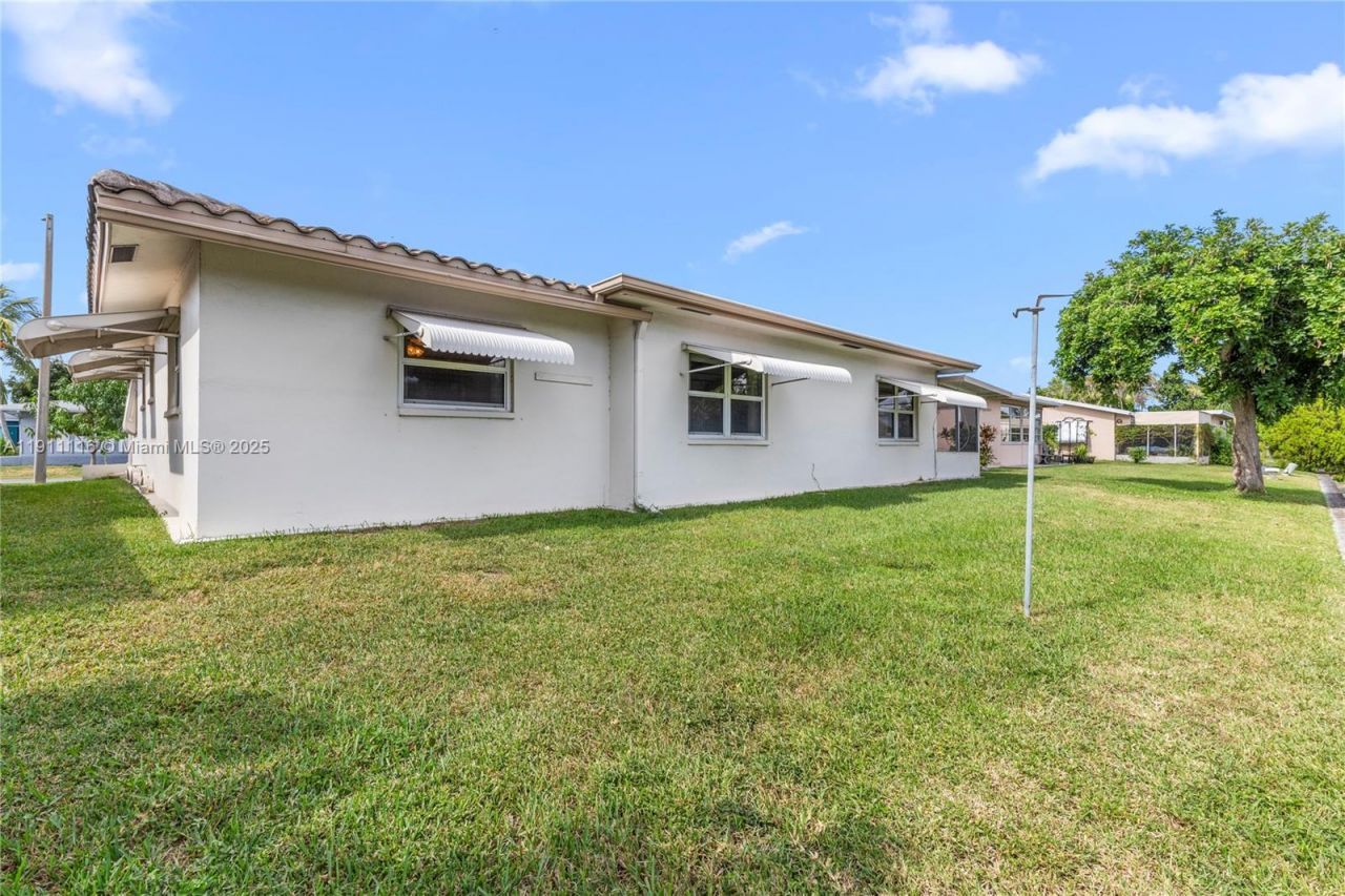 6102 NW 68th Ter, Tamarac, FL 33321 Photo