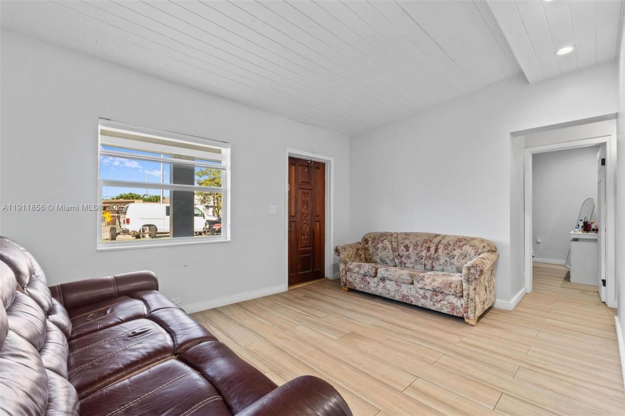 580 E 44th St, Hialeah, FL 33013 Photo