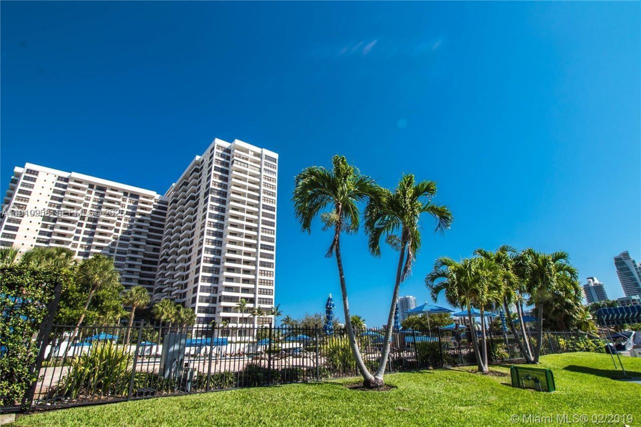 500 Three Islands Blvd, Unit 308, Hallandale Beach, FL 33009 Photo