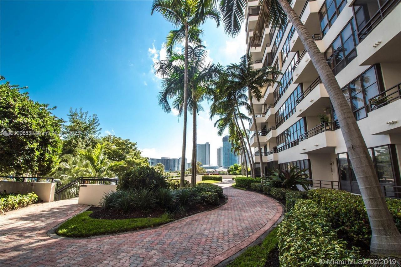 500 Three Islands Blvd, Unit 308, Hallandale Beach, FL 33009 Photo