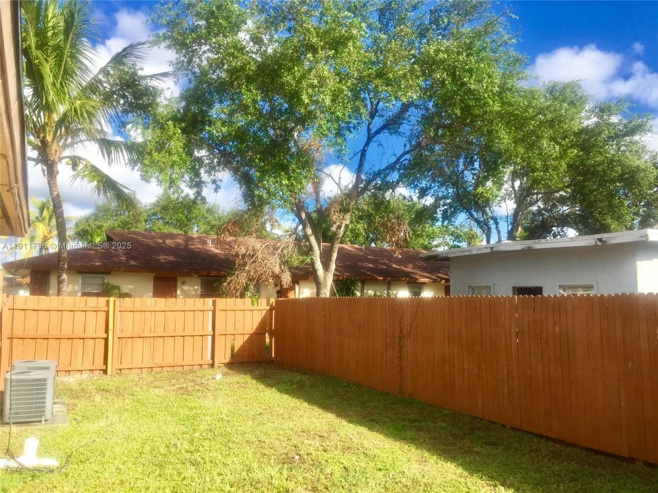 823-825 NW 9th St, Hallandale Beach, FL 33009 Photo