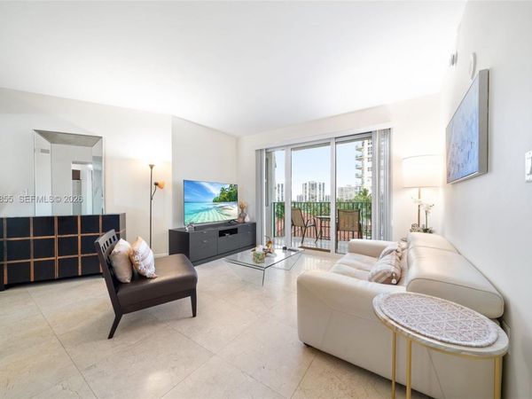 19900 E Country Club Dr, Unit 816, Aventura, FL 33180