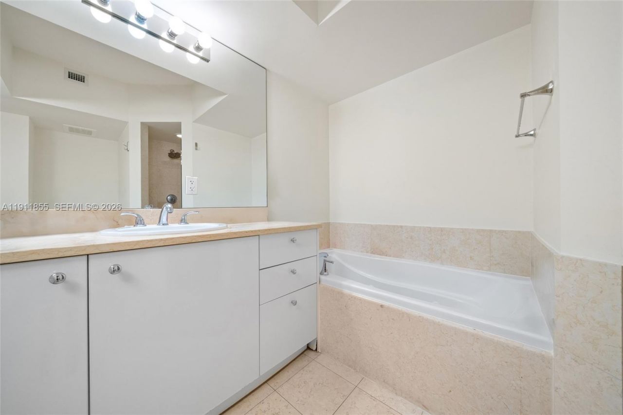 19900 E Country Club Dr, Unit 816, Aventura, FL 33180 Photo