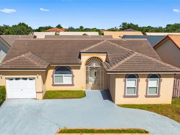 8761 NW 142nd St, Miami Lakes, FL 33018