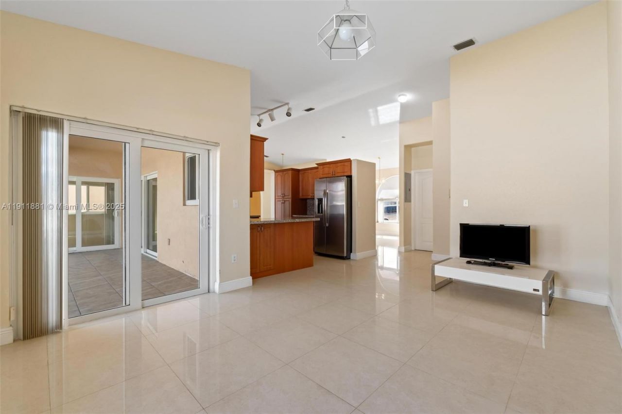 8761 NW 142nd St, Miami Lakes, FL 33018 Photo