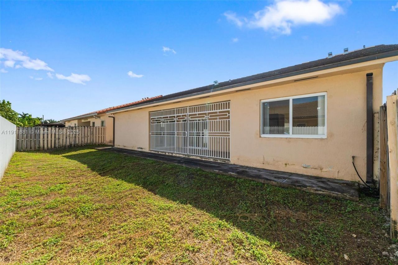 8761 NW 142nd St, Miami Lakes, FL 33018 Photo