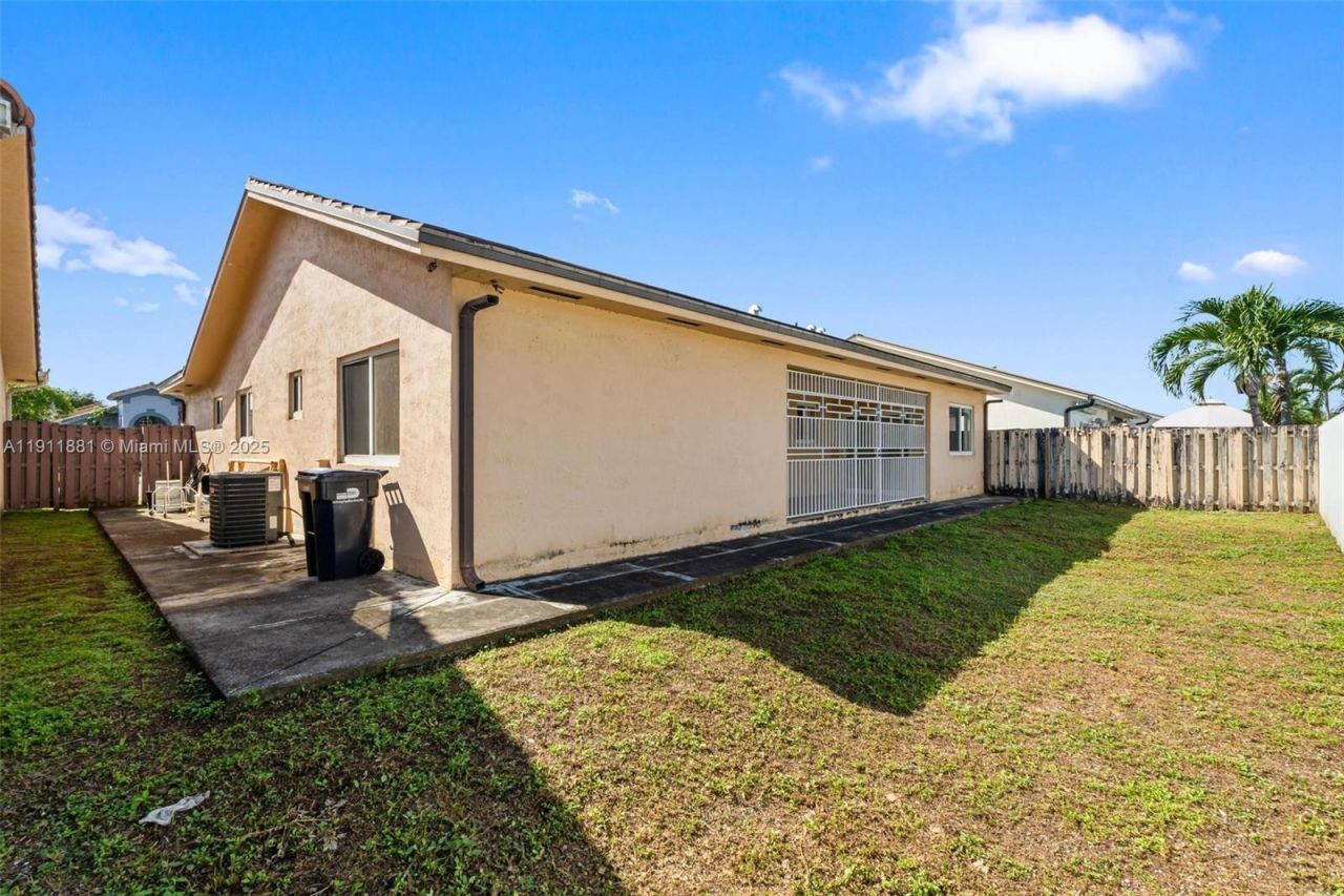 8761 NW 142nd St, Miami Lakes, FL 33018 Photo