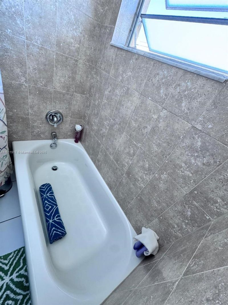 2451 NE 49th St, Unit 213, Fort Lauderdale, FL 33308 Photo