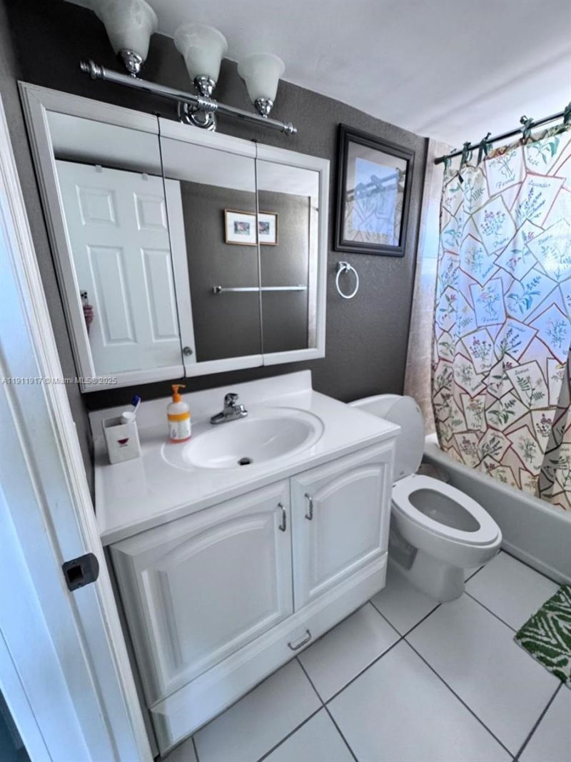 2451 NE 49th St, Unit 213, Fort Lauderdale, FL 33308 Photo