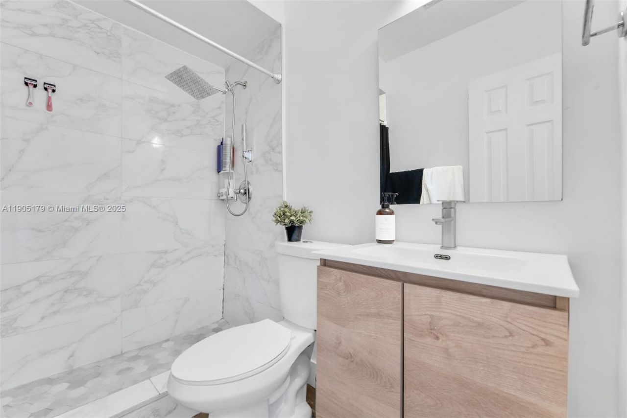 1105 NE 10th St, Hallandale Beach, FL 33009 Photo