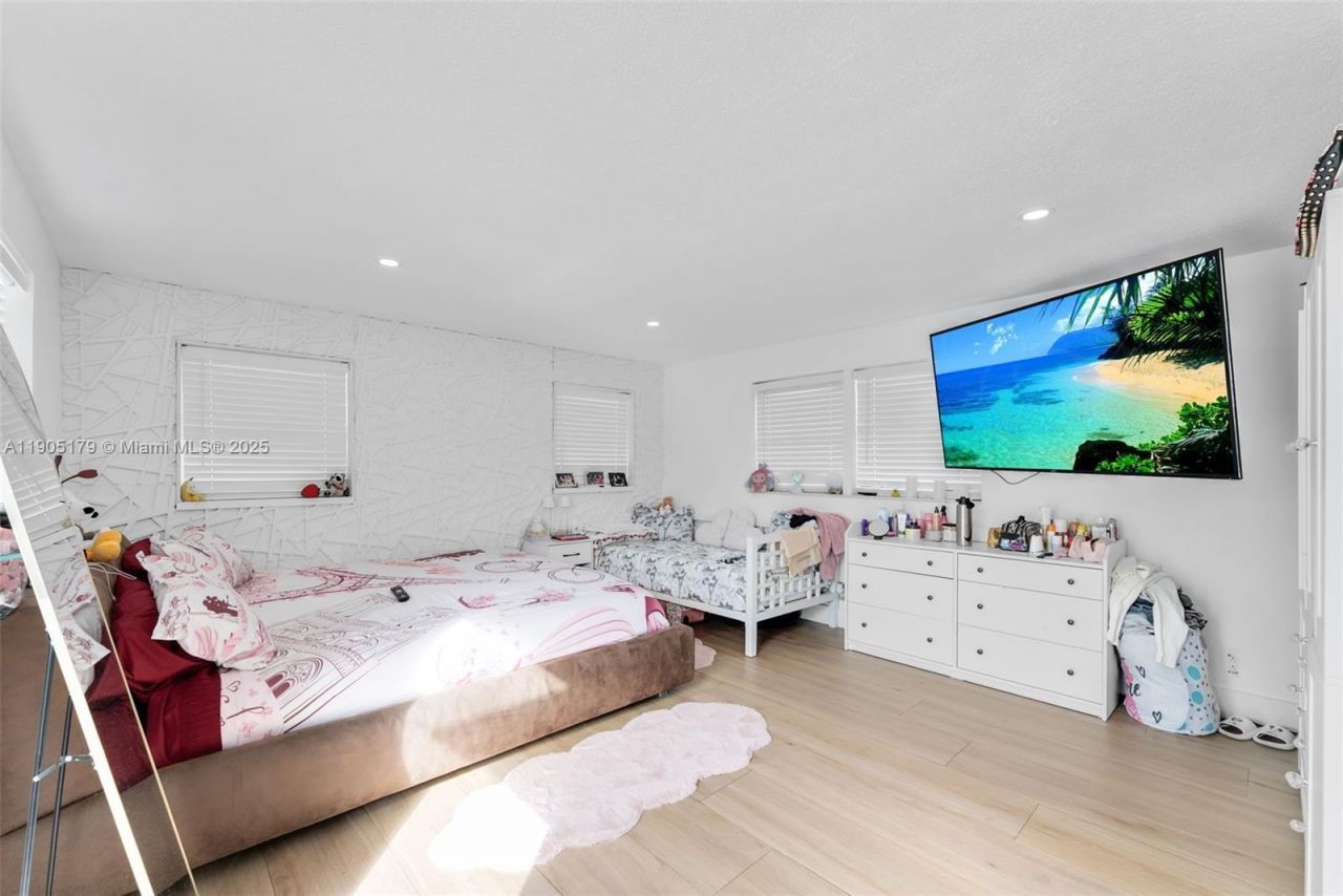 1105 NE 10th St, Hallandale Beach, FL 33009 Photo