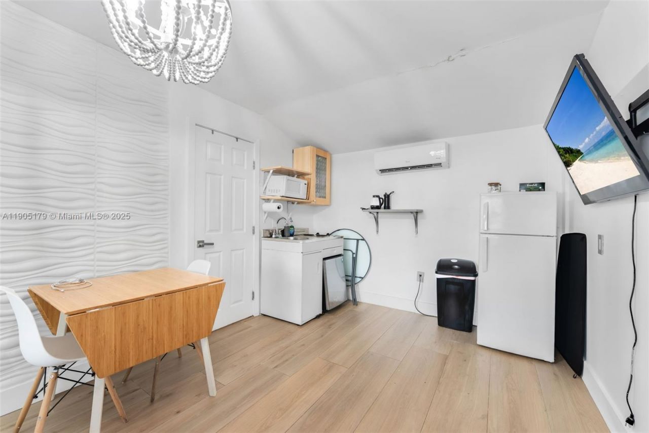 1105 NE 10th St, Hallandale Beach, FL 33009 Photo