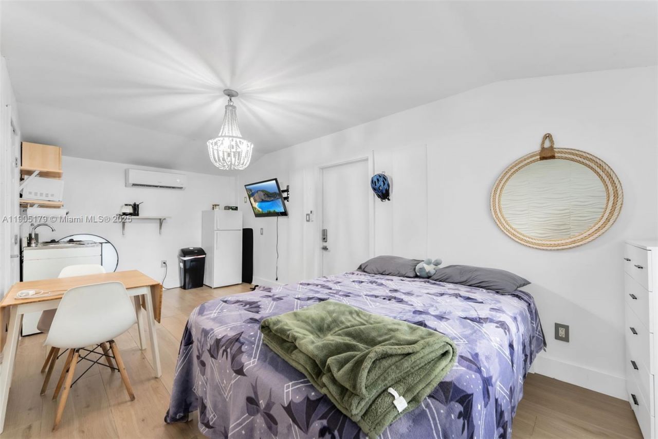 1105 NE 10th St, Hallandale Beach, FL 33009 Photo