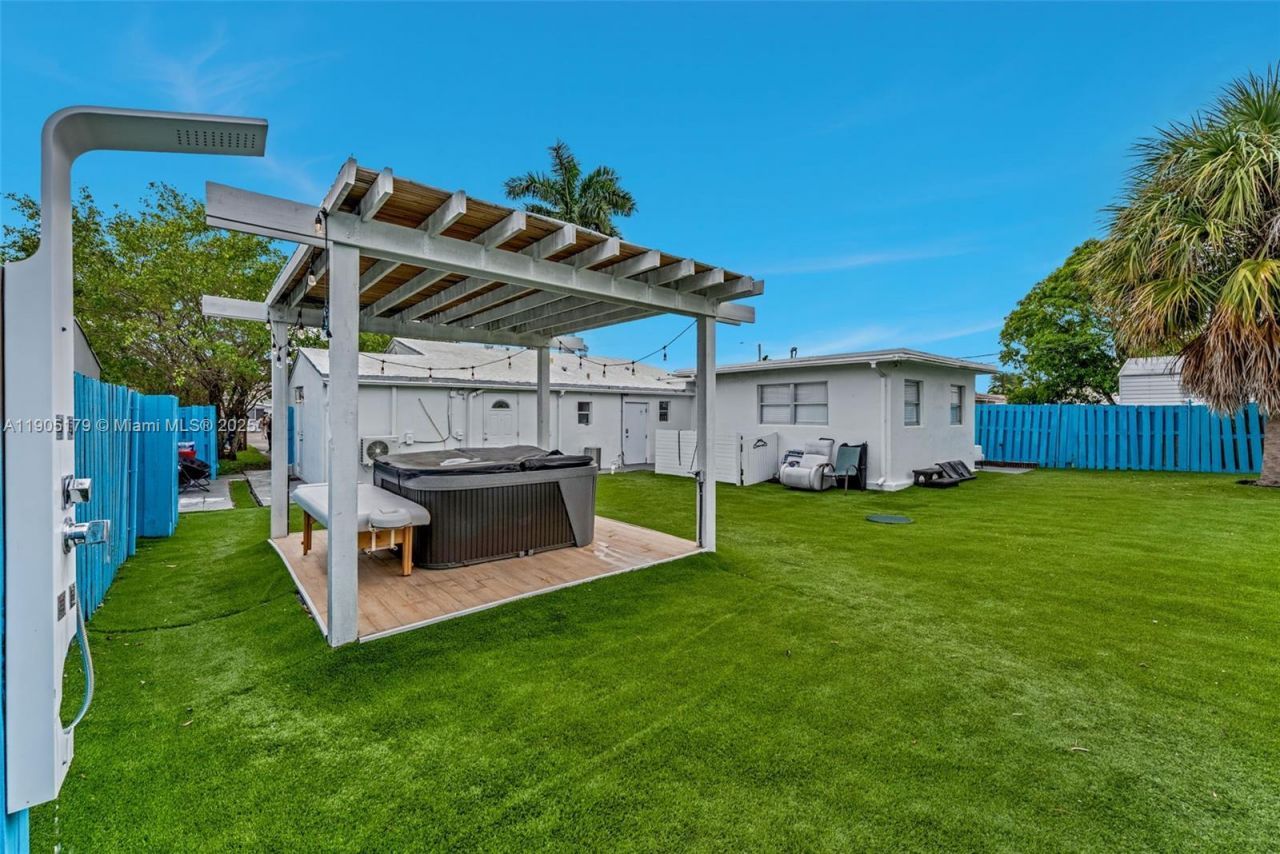 1105 NE 10th St, Hallandale Beach, FL 33009 Photo