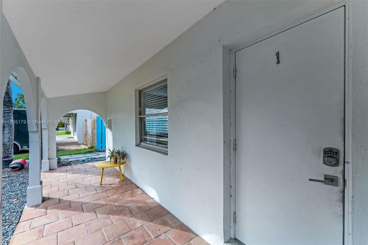 1105 NE 10th St, Hallandale Beach, FL 33009 Photo